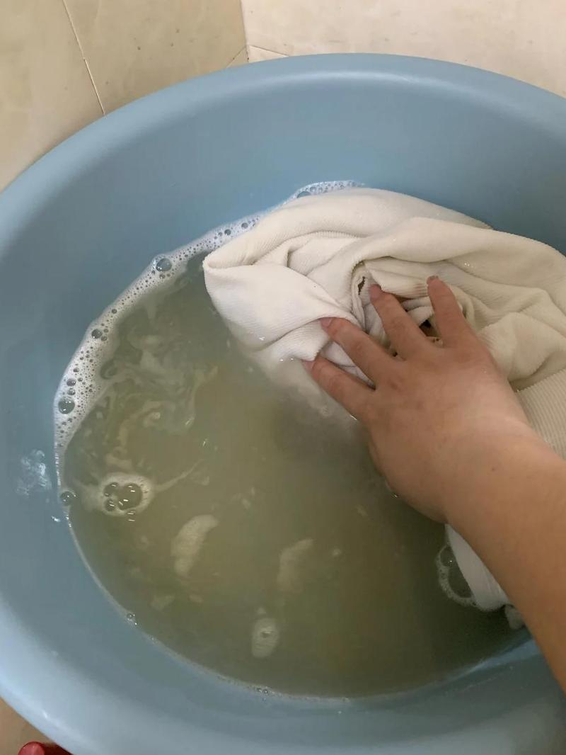 翻过来浸泡的深色新衣物清洗场景