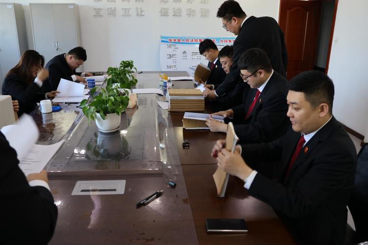 债务追偿律师团队正在分析案卷资料的工作场景