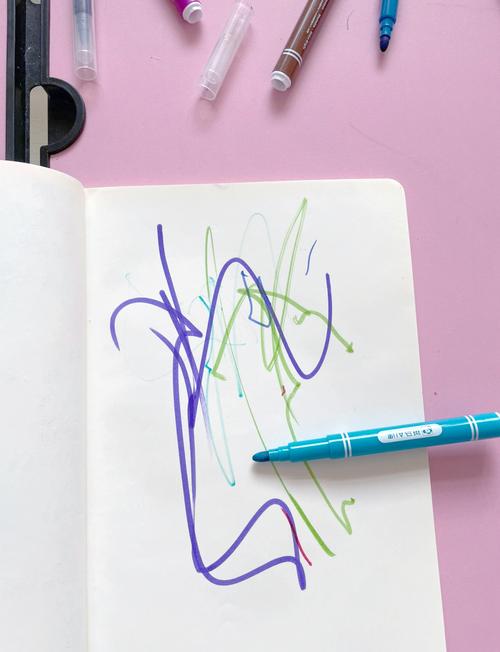 幼儿在墙上涂鸦数字文化敏感期行为