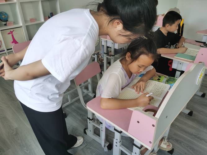 小学课后服务教室学生写作业场景