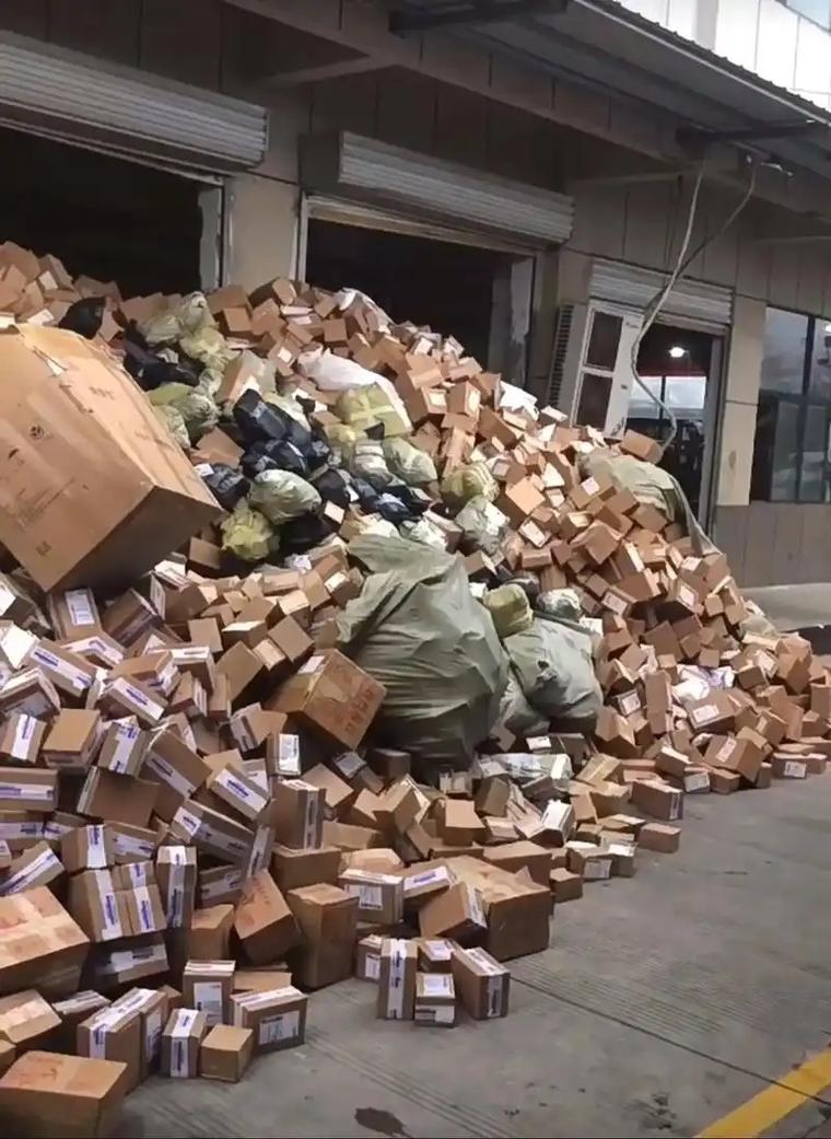 快递中转站爆仓堆积快递实拍