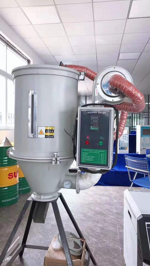 注塑车间料斗旁热风干燥机工作现场