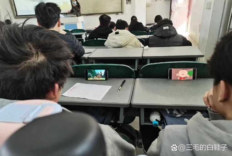 大学就业指导课课堂学生玩手机现状