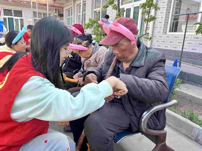 青少年在养老院陪伴老人社会实践
