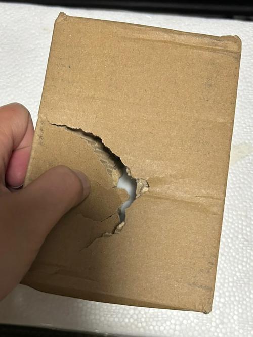 封箱机调试不当导致纸箱破损实拍图