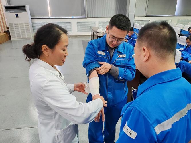 工业厂区割伤急救包扎操作图