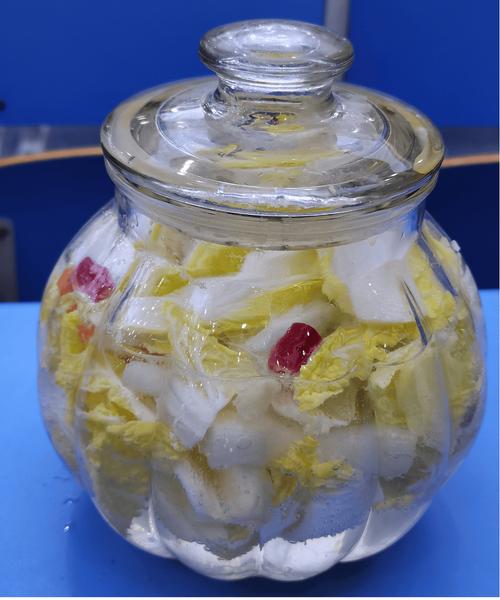 家庭自制玻璃罐发酵泡菜过程特写