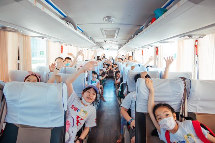 研学旅行大巴车内孩子零食堆
