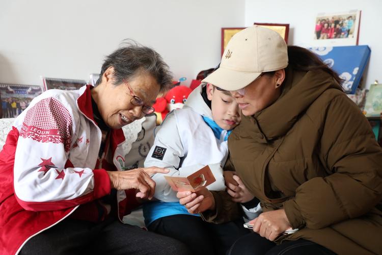 社区里大人们冷漠擦肩而过与孩子热情打招呼对比