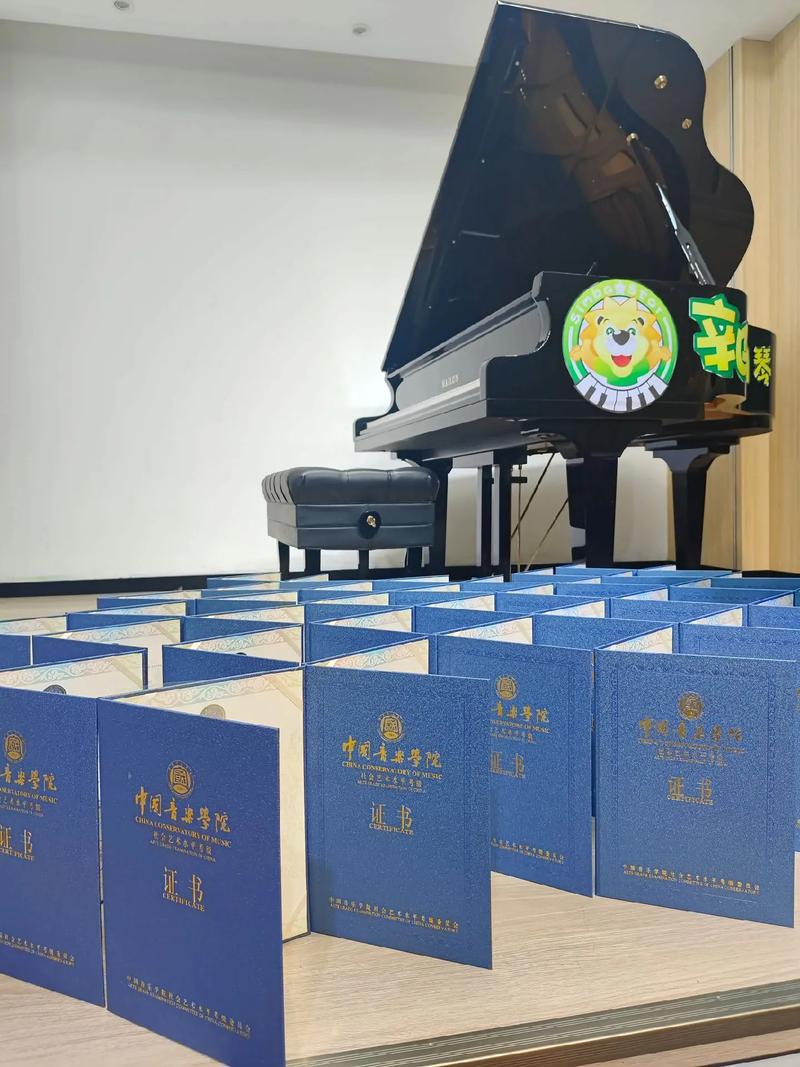 一个孩子面无表情地坐在钢琴前，背后墙上贴满考级证书，家长举着鸡毛掸子站在旁边