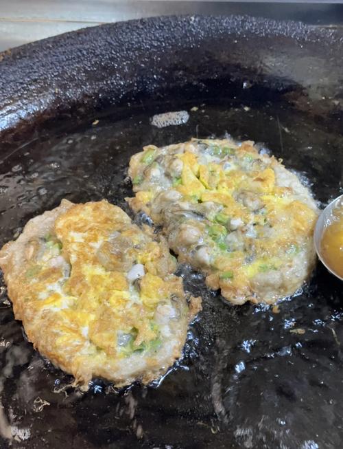 刚起锅盛盘的汕头蚝烙薯粉脆皮