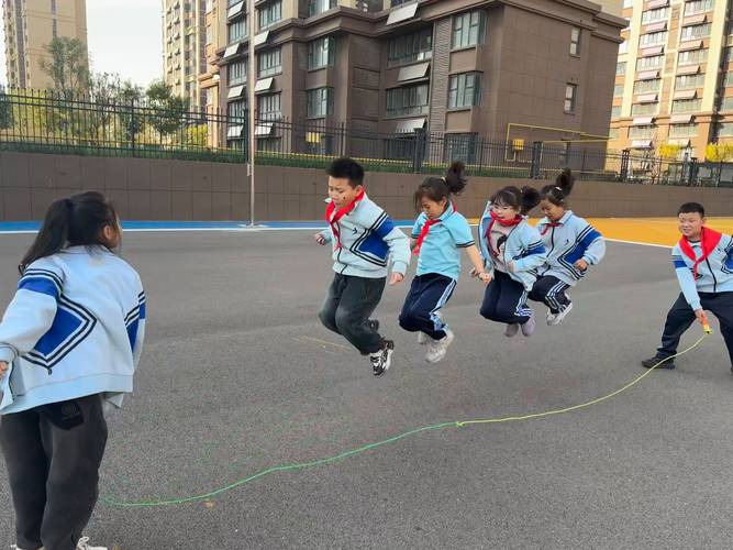 小学大课间活动学生集体跳绳
