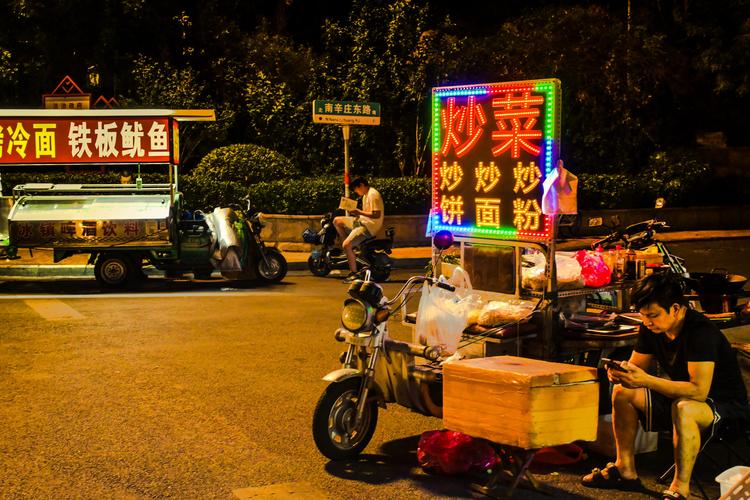凌晨四点老小区街头挂铜铃的豆浆推车