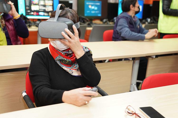 老年工人体验VR设备操作仿真培训