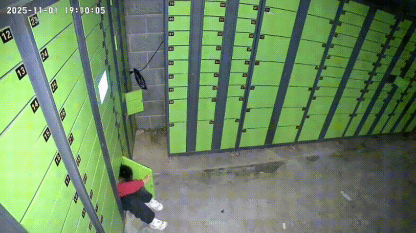 小孩趴在小区快递柜前盯着屏幕字看的实拍图