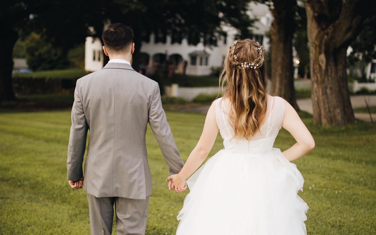 新人牵手背影照 户外简约婚礼 自然光