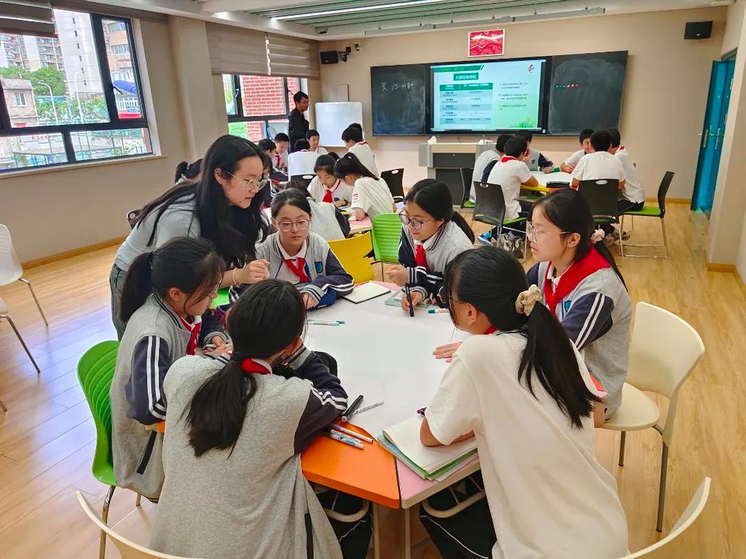 初中班会学生小组讨论热烈场景