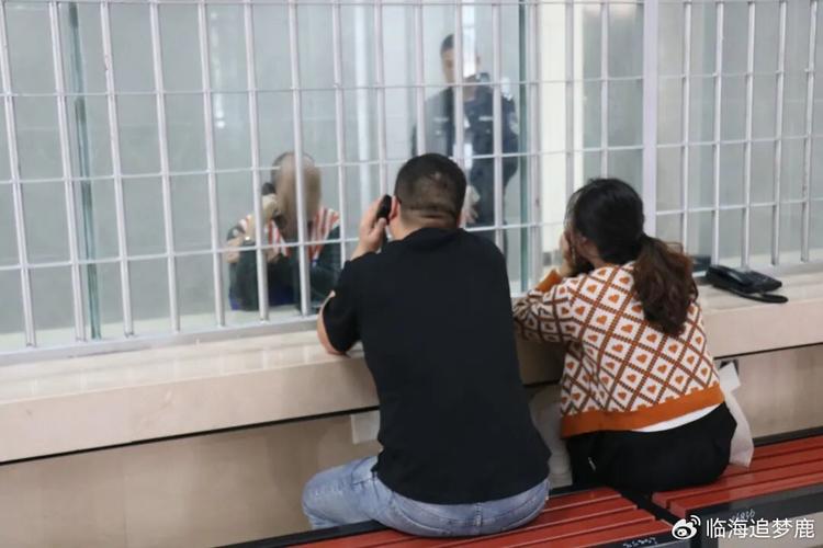 律师会见在押嫌疑人隔着玻璃