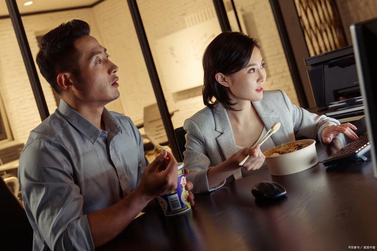 夫妻深夜客厅吃零食看剧守护时光