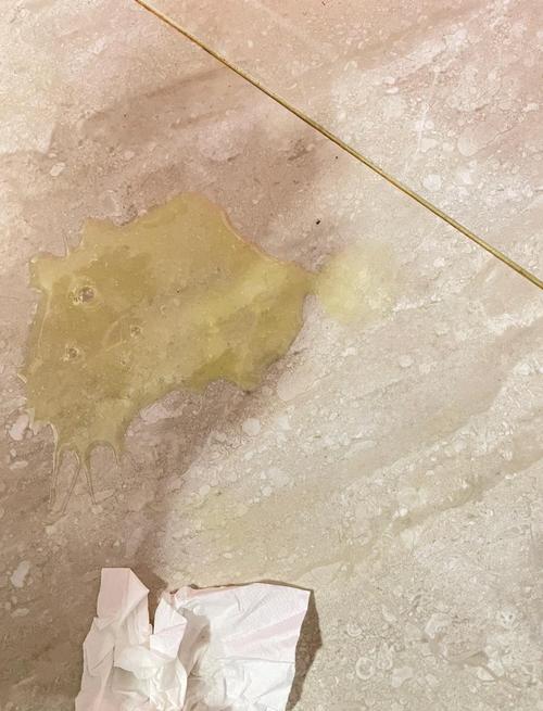孩子打翻牛奶地板上的奶渍特写
