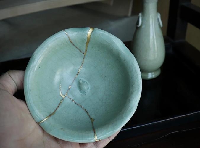 文物修复师粘接宋代龙泉窑瓷盏实拍