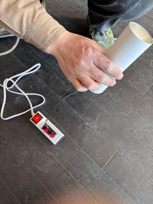 装修验收电工用验电器测试灯线通电情况