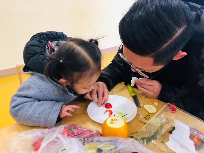 家长陪孩子用水果练习数感亲子互动图