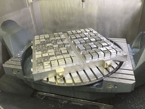 龙门铣床加工大型模具磁力吸盘应用现场