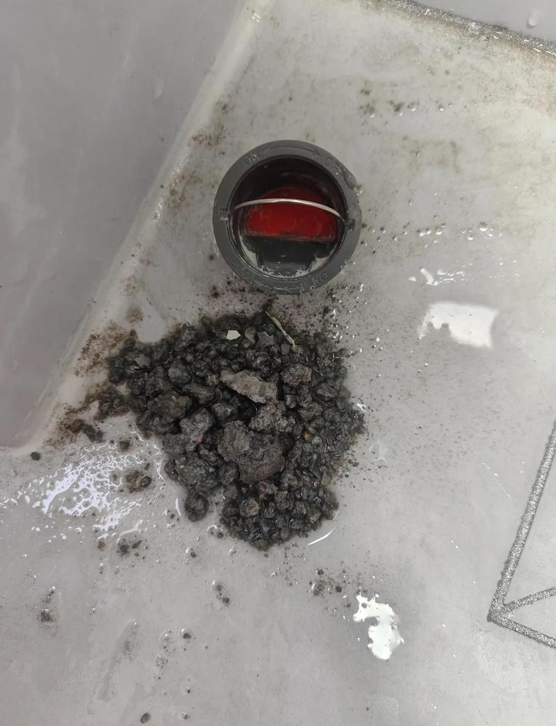 农村自建房排水沟被邻居堵塞现场