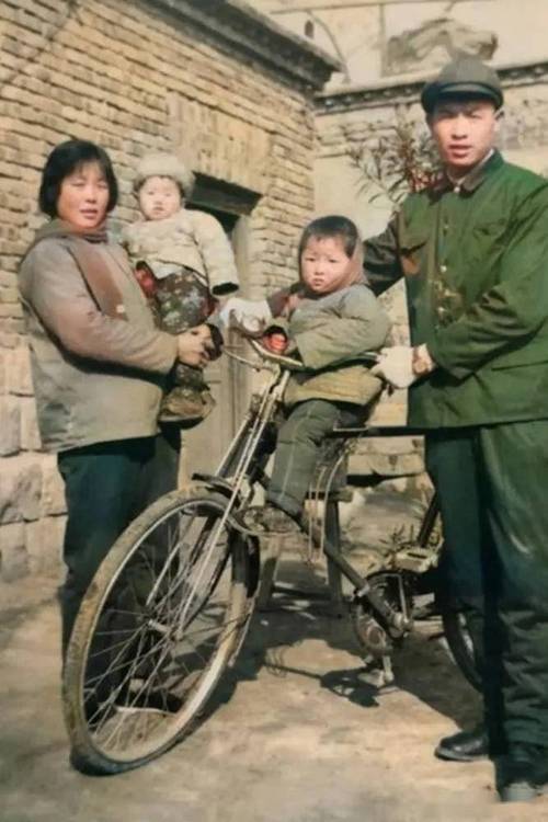 八十年代家庭泛黄旧相册实拍
