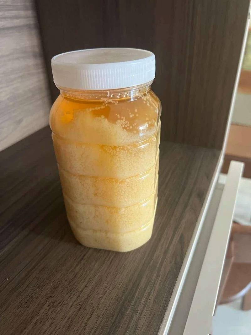 蜂蜜结晶细腻猪油状特写玻璃罐