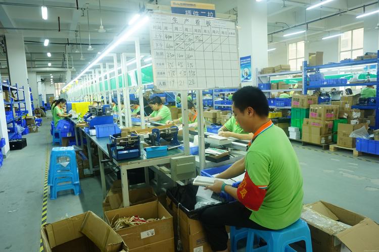 制造业工厂新人工位帮老员工整理物料场景