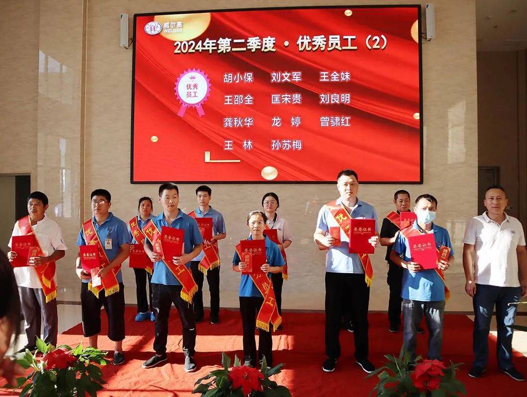 制造企业班组例会现场为员工颁发勇气证书的合影