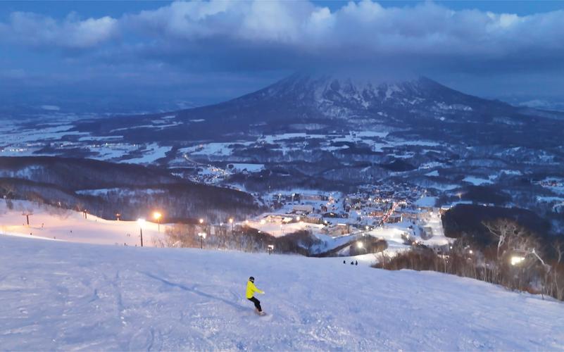 日本北海道二世古比罗夫滑雪场人群排队实景