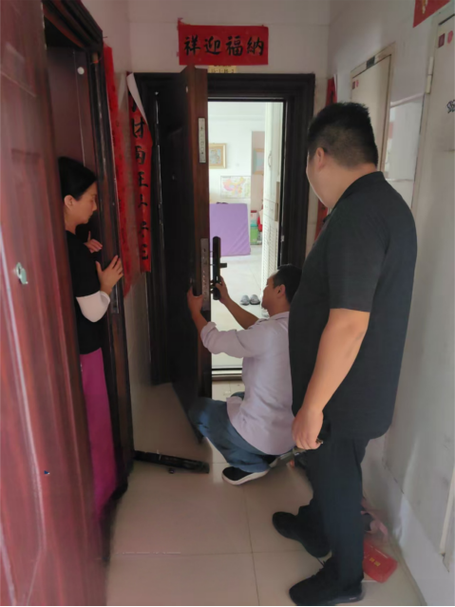 小区门禁门口亲子争执场景