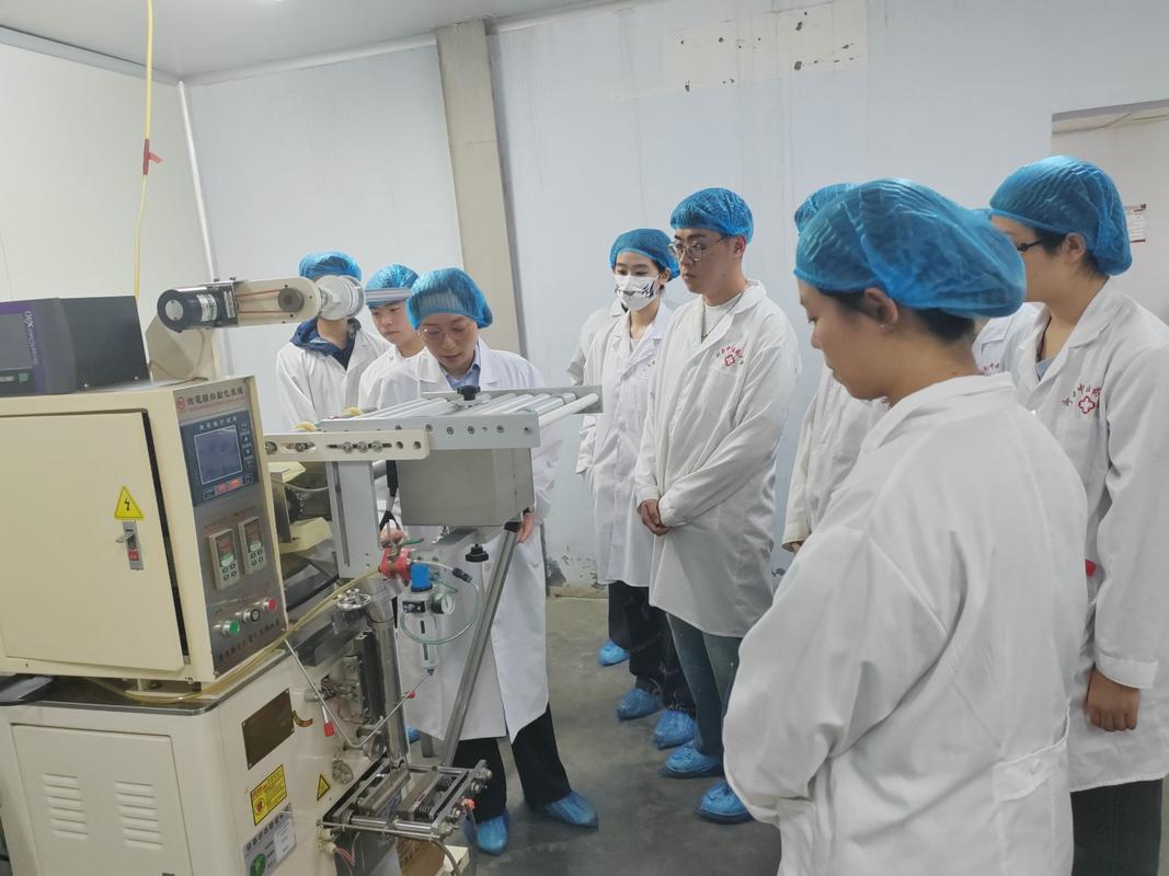 产业教授带着学生在生物医药工厂产线现场调试设备