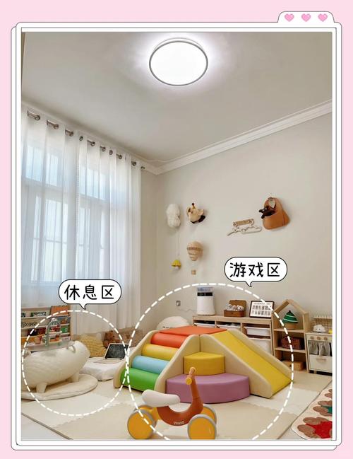 儿童房分区设计图，玩具收纳柜与游戏垫紧邻