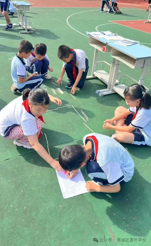 小学生校门口数人流量做实践性作业实拍