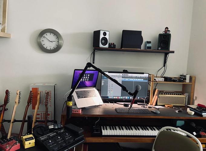 一个爸爸和孩子在家庭工作室操作调音台