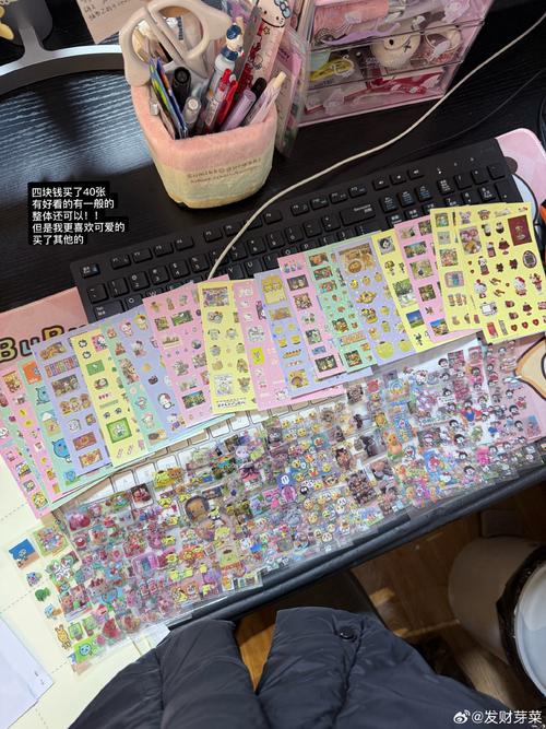 初中生把带樱花图案的元素周期表贴在旧铁皮铅笔盒内侧的实拍图