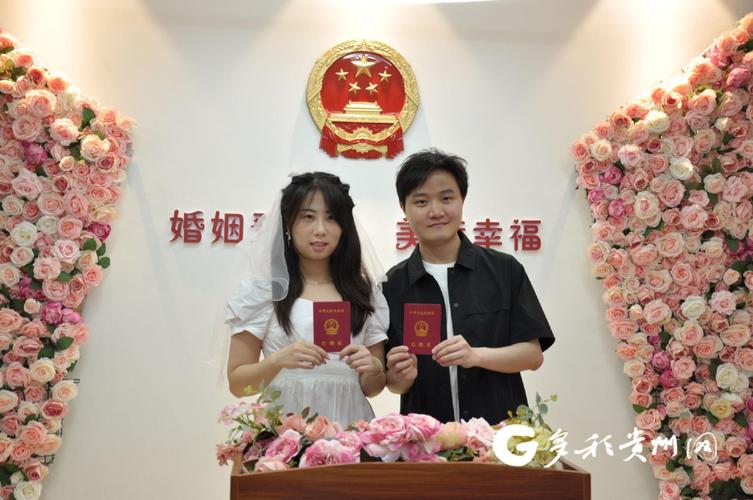 婚姻登记处新人领结婚证，工作人员审核文件场景