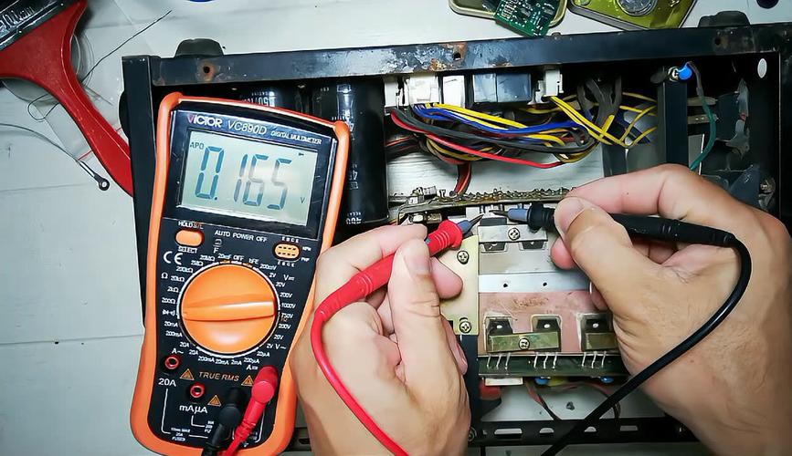 电工用万用表检测灯具线路故障