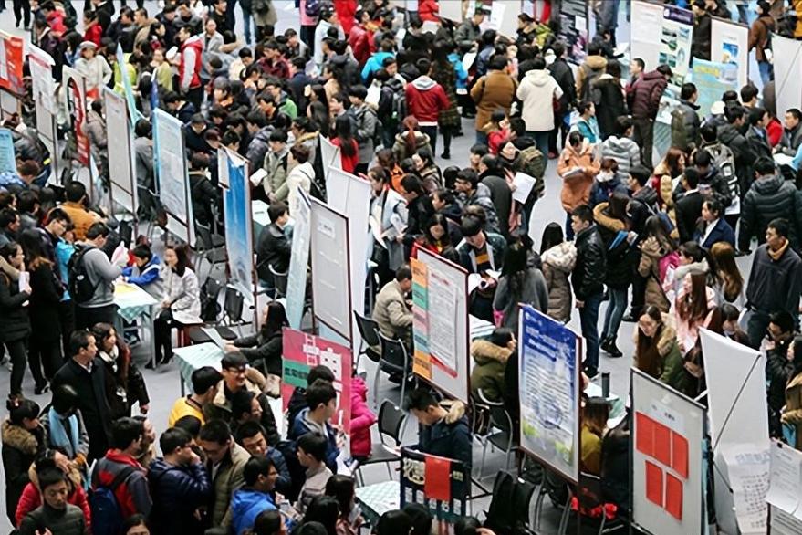 央企总部大楼外排队求职的年轻人
