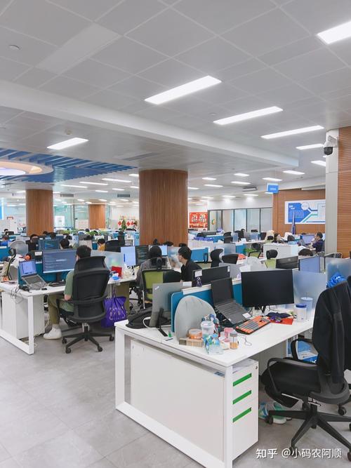 互联网公司技术团队深夜改bug工位场景