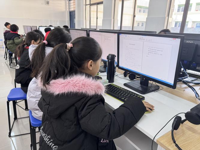 中小学课堂学生分组上网查找资料场景