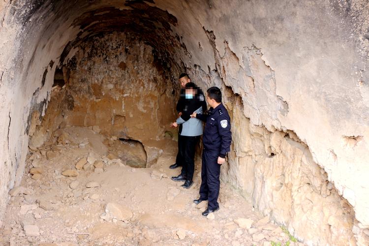 国家文物局打击盗挖古遗址案件现场图