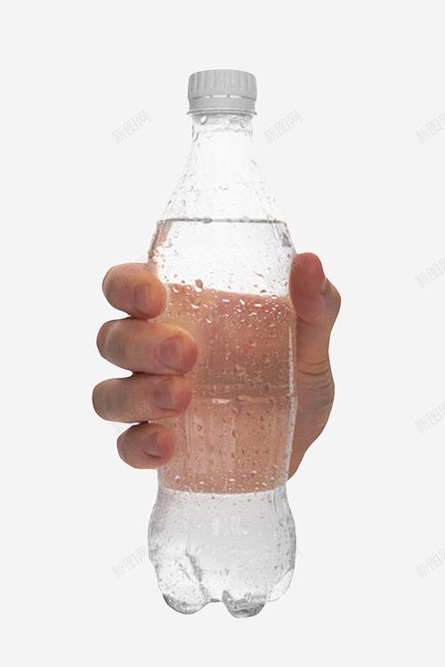 手拿瓶子感受常温饮料温度的细节图