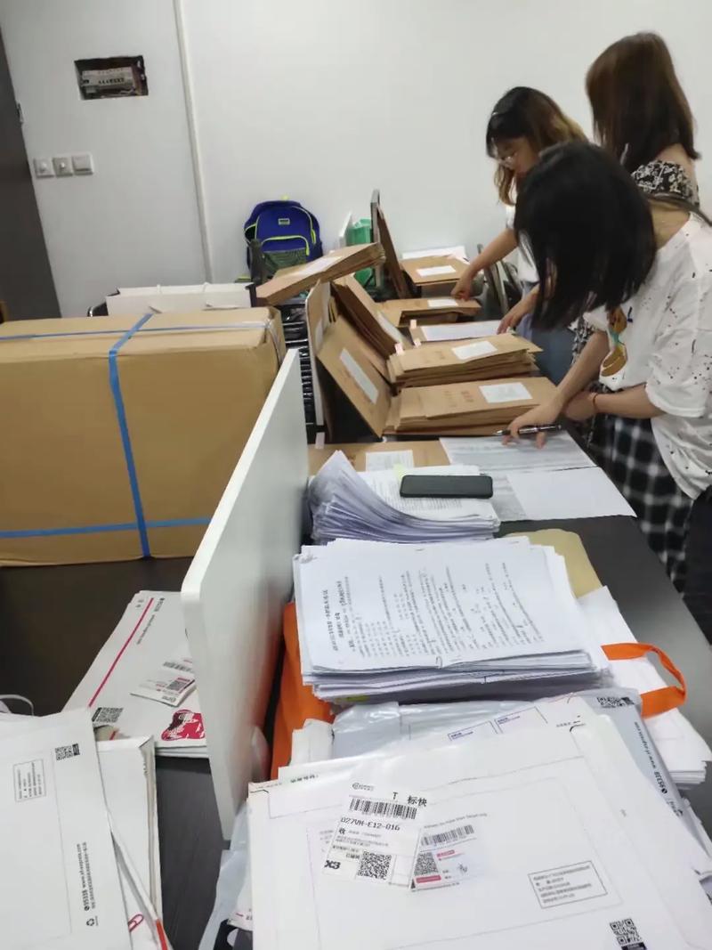 留学生整理认证材料场景图
