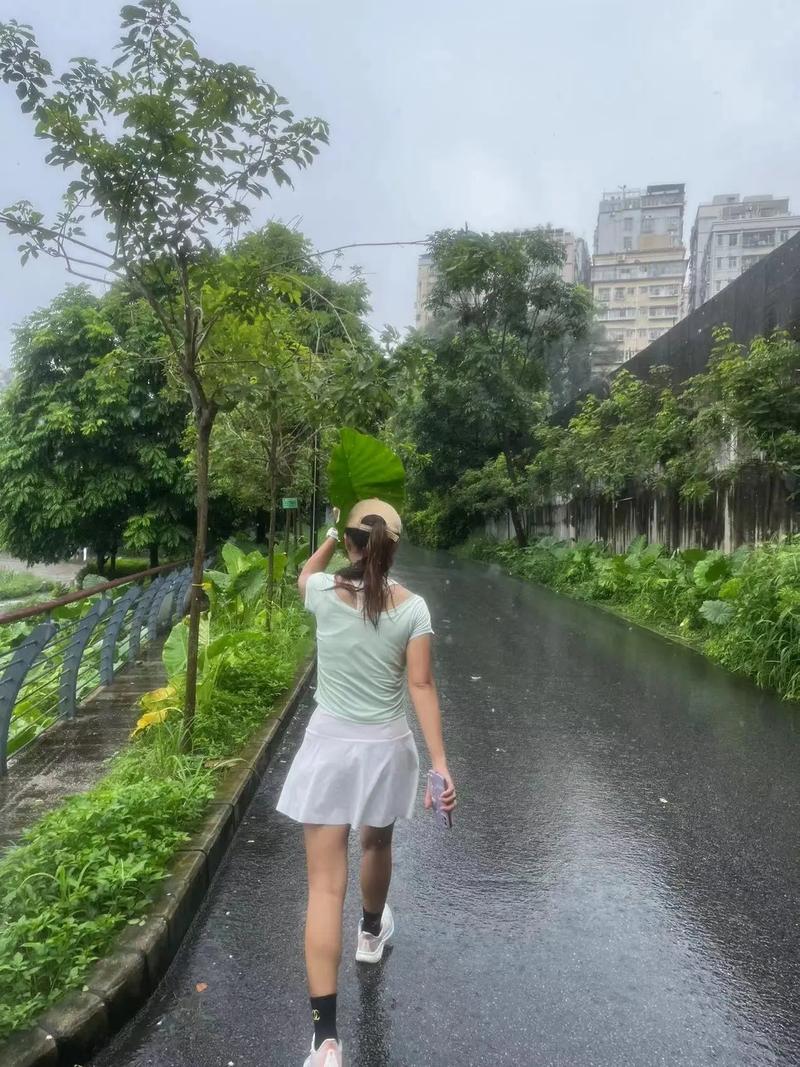 早晨雨中坚持跑步打卡的人影