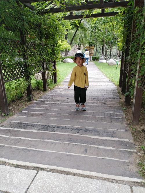 3岁孩子户外边走边数台阶真实场景照
